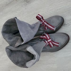 Size 9/EU40, gray with burgundy and gray bow, Poetic License booties